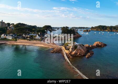 France, Cotes d'Armor, Ile de Brehat, Guerzido Beach and Cove la Chambre (aerial view) Stock Photo