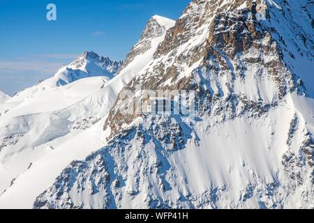 Switzerland, Canton of Bern, Bernese Oberland (highlands), Grindelwald, view to Jungfraufirn and Aletsch Glacier, part of Jungfrau Aletsch Bietschhorn UNESCO World Heritage Site and also called the Top of Europe (highest railway station in Europe), View to Sphinx Observatory (3571m) at mountain Sphinx near Jungfraujoch (3454m) (aerial view) Stock Photo