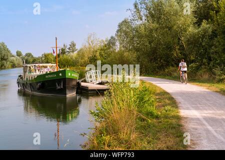 France, Somme, Valley of the Somme, Long, the banks of the Somme along the river, Pleasure boats and barges covered the river Stock Photo