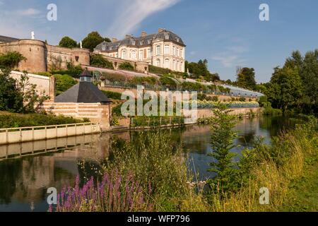 France, Somme, Valley of the Somme, Long, The banks of the Somme and the castle of Long Stock Photo