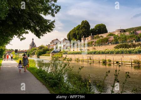 France, Somme, Valley of the Somme, Long, The banks of the Somme and the castle of Long Stock Photo