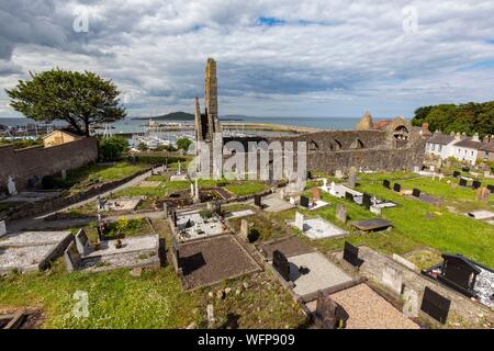 Ireland, County Fingal, Dublin's northern suburbs, Howth, former Saint Mary's church and cemetery, at the bottom the port and lighthouse of the city Stock Photo