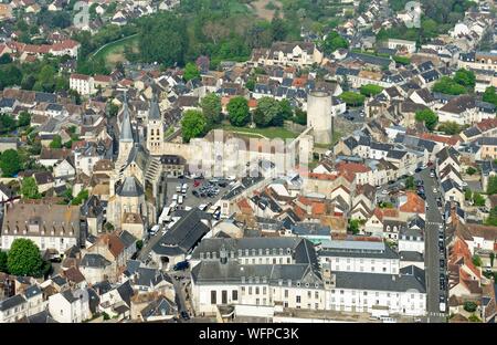 France, Essonne (91), Chevreuse valley, Dourdan, the feudal castle and the church Saint-Germain-l' Auxerrois and the feudal castle (aerial view) Stock Photo