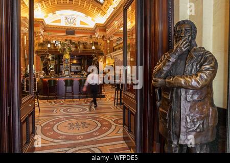 Ireland, Dublin, Green College, bar and restaurant The Bank, housed in the lobby of a former bank, Victorian architecture, at the entrance the statue of Con Houlihan, one of Ireland's most famous sports journalists Stock Photo