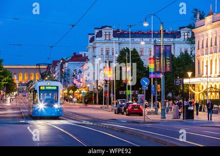 Sweden, Vastra Gotaland, Goteborg (Gothenburg), trams on the main street Kungsportsavenyen with a view of the Stora Teatern and the Beaux-Arts museum Stock Photo