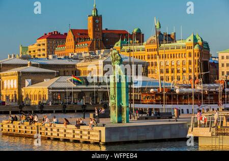 Sweden, Vastra Gotaland, Goteborg (Gothenburg), Stenpiren with a view of the monument for immigration called the Delaware Monument, the buildings of the company ASECO on Packhusplatsen facing the harbor and Kvarnberget and his clock Stock Photo