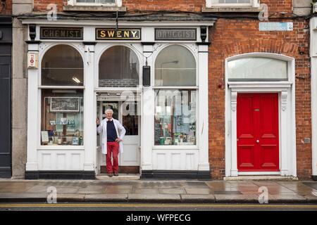 Ireland, Dublin, Lincoln Place, the Sweny pharmacy cited in the book Ulysses now serves as a museum to the glory of James Joyce with daily readings, in white coat manager PJ Murphy Stock Photo