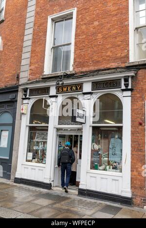 reland, Dublin, Lincoln Place, the Sweny pharmacy cited in the book Ulysses today serves as a museum to the glory of James Joyce with daily readings Stock Photo
