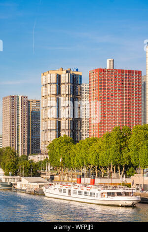 France, Paris, banks of the Seine, the district of the Front de Seine on the quai Andre Citroen and the Eiffel Tower Stock Photo
