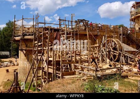 France, Yonne, Treigny, Guedelon, building of the castle according to a model and medieval processes Stock Photo