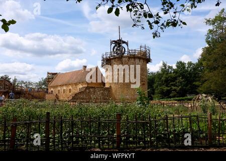 France, Yonne, Treigny, Guedelon, building of the castle according to a model and medieval processes Stock Photo