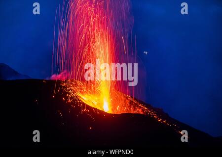 Italy, Sicily, Eolian Islands, Tyrrhenian sea, San Vincenzo, summit of Stromboli volcano 924 m, eruption of lava and projection of volcanic bombs from the central craters Stock Photo