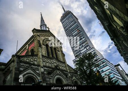 Torre Latinoamericana, skyscrapers in Mexico City, located at the corner of Francisco I. Madero Street and the central axis Lázaro Cárdenas. Zocalo or historic center. Seen against light and sunset. Emblematic building, electronic ruler, height, top, building, Latin America, Latin America, architecture. offices, viewpoint, museums and tourist attractions, Latin American tower © (© Photo: LuisGutierrez / NortePhoto.com)  Torre Latinoamericana,  rascacielos en Ciudad de México, ubicado en la esquina de la calle Francisco I. Madero y el Eje central Lázaro Cárdenas. Zocalo o centro Histirico. vist Stock Photo