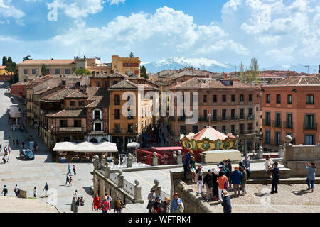 SEGOVIA, SPAIN - APRIL 25, 2018: Incredible cityscape next to the aqueduct in Segovia, with the Azoguejo Square and an amazing blue sky over the snowy Stock Photo