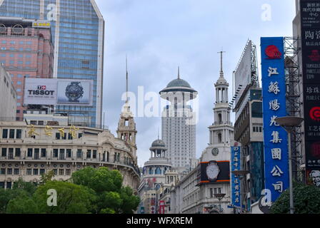 Landmark Shanghai architecture along shopping street East Nanjing road, China Stock Photo