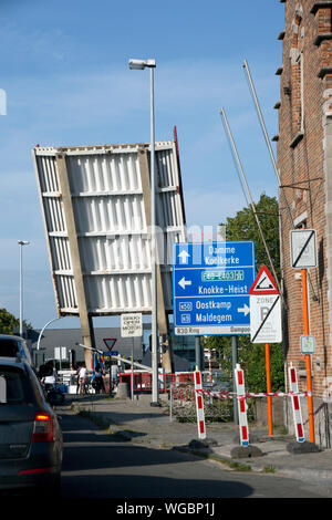 Stau vor einer geöffnten Klappbrücke oder Basküle-Brücke über einen Kanal, Brügge, Westflandern, Belgien Stock Photo