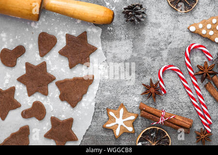 https://l450v.alamy.com/450v/wggcb8/gingerbread-cookies-with-christmas-decorations-on-gray-concrete-background-christmas-cooking-food-flat-lay-top-view-wggcb8.jpg