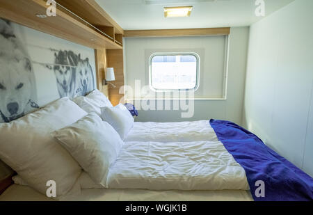Im Kreuzfahrtschiff Polarlys Wolfsbild Bett Fenster Bergen Hordaland Norwegen Skandinavien Europa Nor Reise Tourismus Reiseziel Sightse Stock Photo Alamy