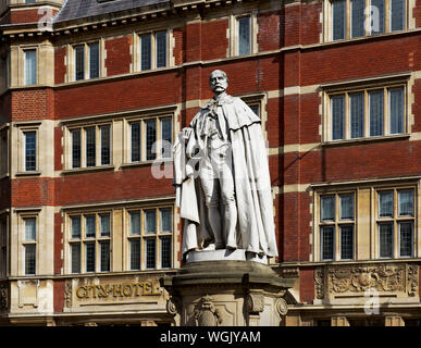 Statue of Charles Henry Wilson, former MP, benefactor and shipping line owner, Alfred Gelder Street, Hull, East Yorkshire, England, UK. Stock Photo