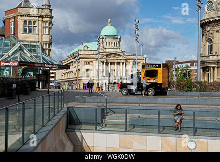 City Hall and mobile café in the centre of Hull, East Yorkshire, England UK Stock Photo