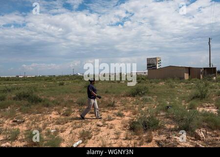 Odessa, Texas, USA. 1st Sep, 2019. An Federal Bureau of Investigation unit searches a field near a home in a rural residential area in west Odessa, Texas. A gunman fatally shot five people and wounded 21 others the day before on Aug. 31. The death toll rose to seven as of the morning of Sep. 1. Credit: Joel Angel Juarez/ZUMA Wire/Alamy Live News Stock Photo
