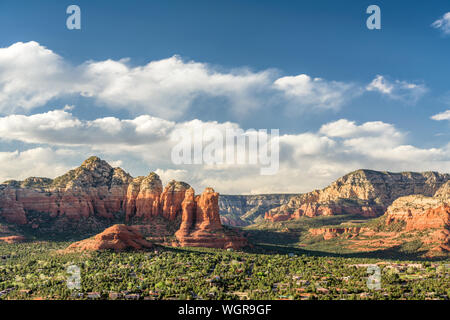 Sedona, Arizona, USA downtown skyline below the red rock mountains. Stock Photo