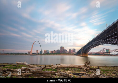 St. Louis, Missouri, USA downtown cityscape on the Mississippi River at twilight. Stock Photo