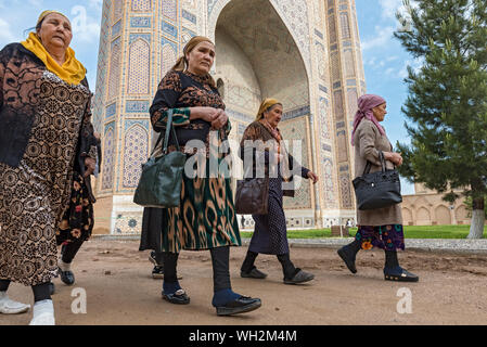 Uzbek women visit Bibi-Khanym Mosque, Samarkand, Uzbekistan Stock Photo