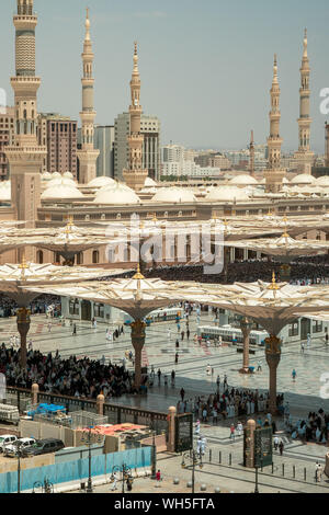 During the Friday prayer thousands of Muslim pilgrims pray at the Al-Masjid an-Nabawī Mosque at the center of the Holy City of Medinah Stock Photo