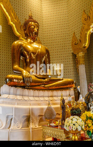 Ancient statue of sitting Golden Buddha at Buddhist temple Wat Traimit, Bangkok, Thailand. Vertical image.