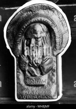 The brass door knocker at George Bernard Shaw's Cormer depicting Shaw with the inscription Man and Superman Stock Photo