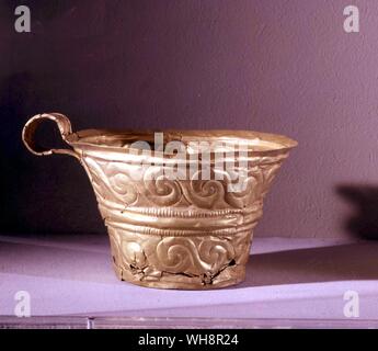 Rivalling the riches of Mycenae.  Gold cups from a tomb at Peristeria, near Pylos, c.1500 BC Stock Photo