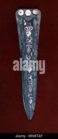 Dragons in lapis lazuli crystal and gold. Dagger hilt from the Upper Grave Circle Mycenae 16th century Stock Photo
