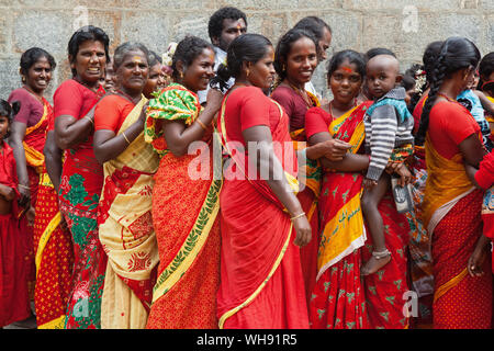 India, Tamil Nadu, Tiruchirappalli, Trichy, Pilgrims at the Sri Ranganathaswamy Temple in Srirangam near Tiruchirappalli. Stock Photo