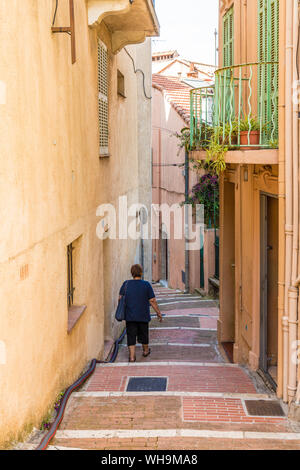 A street scene in Le Suquet old town in Cannes, Alpes Maritimes, Cote d'Azur, French Riviera, France, Mediterranean, Europe Stock Photo