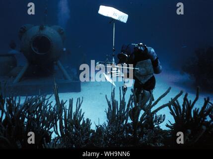 Underwater Diving Divers at work outside Hydro Lab Bahamas Stock Photo