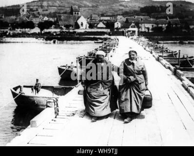 WW1/France: Battle of Aisne. French refugees crossing a pontoon bridge over the Marne at Reuil, May 1918. Stock Photo