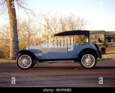 Lozier built 'quality cars for quality people' from 1905-17. This is a 1916 65hp tourer, Model 84.. . Alongside refined light cars like this 1916 four-cylinder Model C 25hp, Scripps-Booth offered a V8. Stock Photo