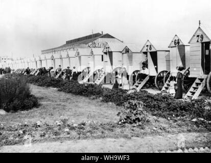 WW1/ Row of bathing machines used by Belgian refugees as housing quarters in Ostend, 1914. Stock Photo