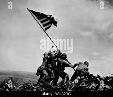 WW2: US soldiers; flag raising on Iwo Jima. Stock Photo