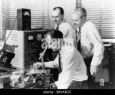 Nobel Prize Winners Drs Wiliam ( William ?) Shockley (seated), John Bardeen (left) and Walter H Brattain, at Bell Telephone Laboratories in 1948 with the apparatus used in the first investigations that led to to the invention of the transistor, which was announced by Bell Laboratories in 1948 Stock Photo