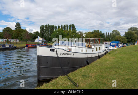 Houseboat moored on the banks of the River Thames and Wilts & Berks Canal opposite Abbey Gardens, Abingdon-on-Thames, Oxfordshire, south-east England Stock Photo