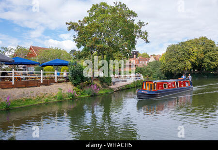 Narrowboat sailing by the Nags Head on the River Thames and Wilts & Berks Canal, Abingdon-on-Thames, Oxfordshire, south-east England, UK in summer Stock Photo