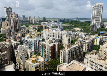 INDIA, Mumbai, urban development, skyscraper with expensive apartments in suburb Goregoan, Inorbit shopping mall and callcenter and BPO office buildings Stock Photo
