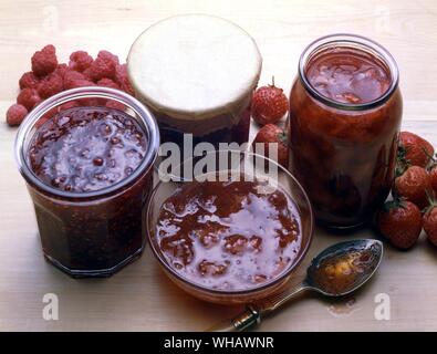 Confiture de framboises a cru . Uncooked raspberry jam Stock Photo