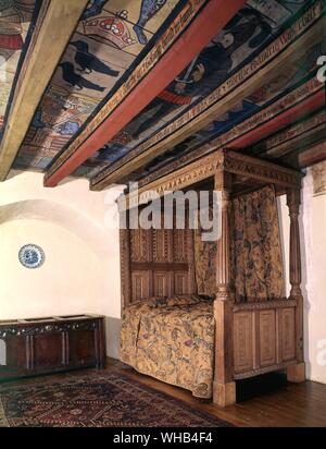 Architectural Features : Interior Chamber from Crathes Castle , Aberdeenshire , Scotland - featuring four poster bed and Jacobean painted ceiling Stock Photo