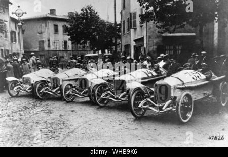 The five German Mercedes cars lined up before the ACF Grand Prix of 1914 , the defining race of the pre WW1 era. held at Lyons , France . These two wheel systems were racing against the then dominant Peugeot team which had a four wheel braking system. 14 July 1914 Stock Photo