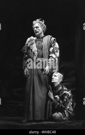 John Gielgud as King Lear and Alan Badel as the Fool. Royal Shakespeare Theatre Stratford upon Avon 1950 Stock Photo