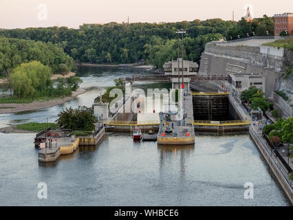 Twin locks at the Lock & Dam #1 on the Upper Mississippi River between Minneapolis and St. Paul, Minnesota--above the cliff is the Minnesota Veterans Stock Photo