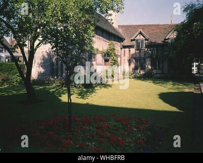 Shakespeare's birthplace - this is the house where it is thought that Shakespeare was born and spent his formtive years. It originally belonged to William Shakespeare's father John. The family resided in Henley street by 1552 and William was born in 1564. The birthplace remained in the hands of Shakespeare's descendants until the 19th century.. Stock Photo